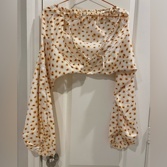 WEWOREWHAT Daisy Ditsy Floral Cut Out Back Long Sleeve Cropped Top Size Small - Picture 7 of 9